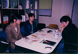 2005.5―学生サポータ達との研修を兼ねた個別ミーティングの様子。写真1。
