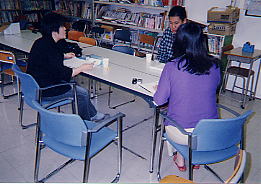 2005.5―学生サポータ達との研修を兼ねた個別ミーティングの様子。写真2。
