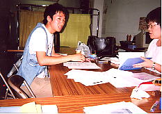 2006.6―東海地方での大学生のサポーター登録の様子。写真3。